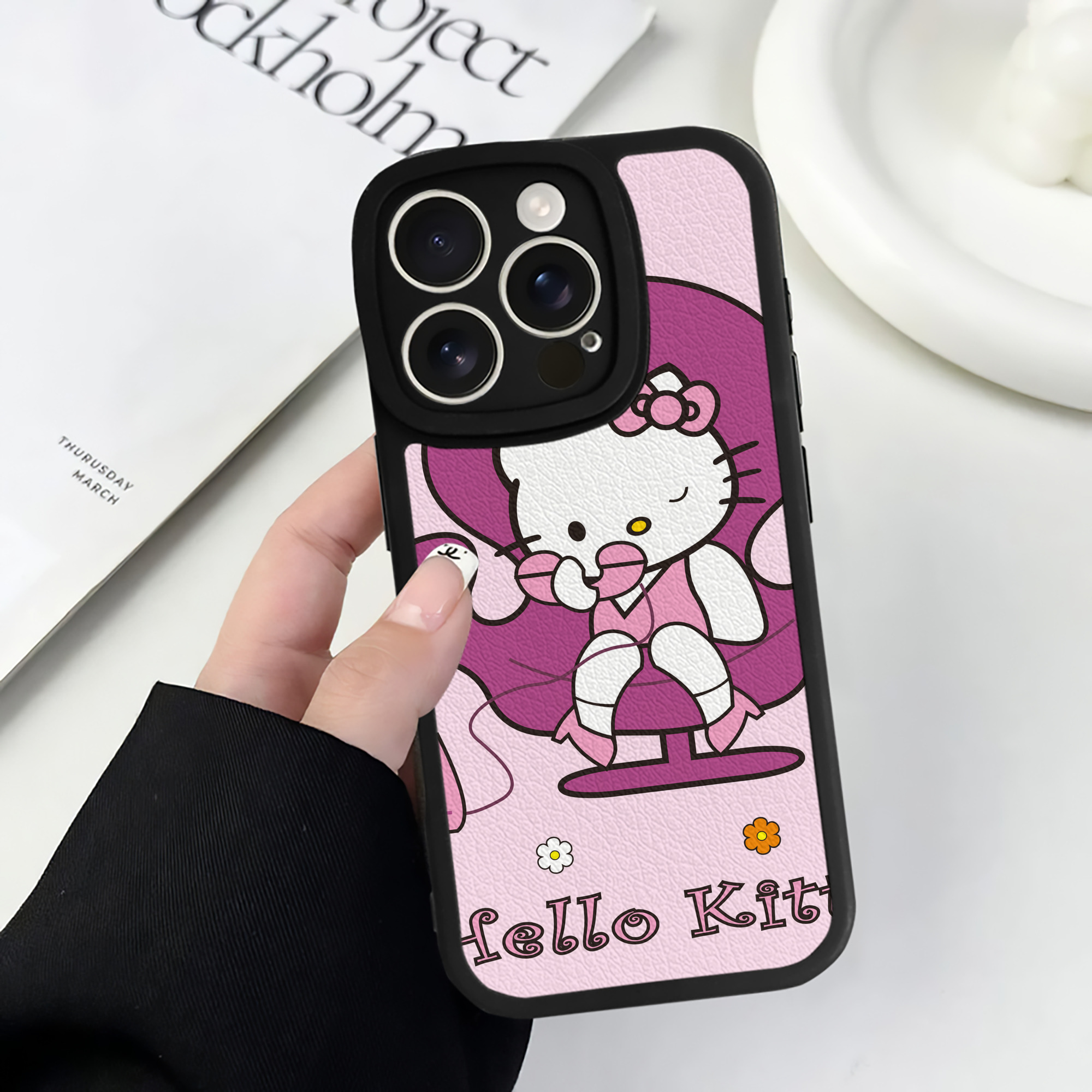（画像用） Hello Kitty ハローキティ 【iPhone 16シリーズ対応】シリコンスマホケース（レザー調） 材質：シリコン